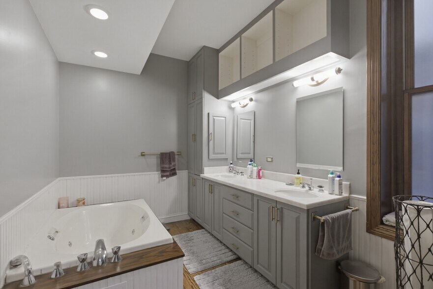 Building Photo - 850 W Oakdale Ave