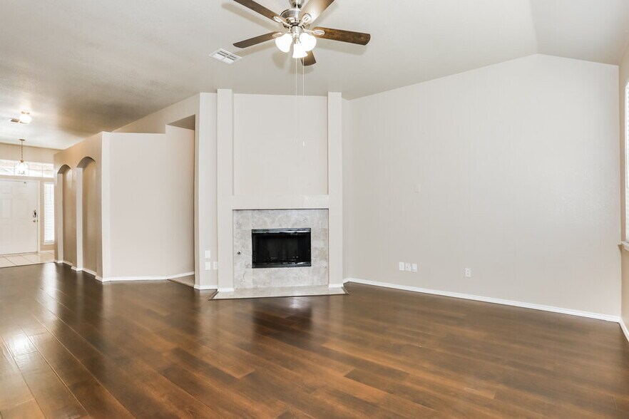 Building Photo - 2713 Meadowview Dr