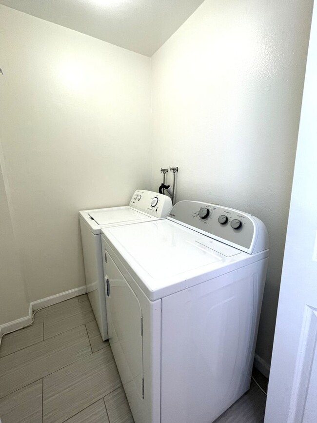 Building Photo - 1967 Plaza del Amo Plz