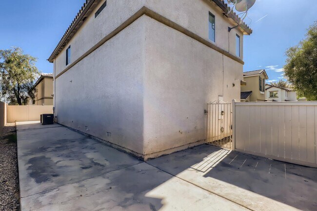 Building Photo - 2 Story with Vaulted Ceiling and All Kitchen Appliances