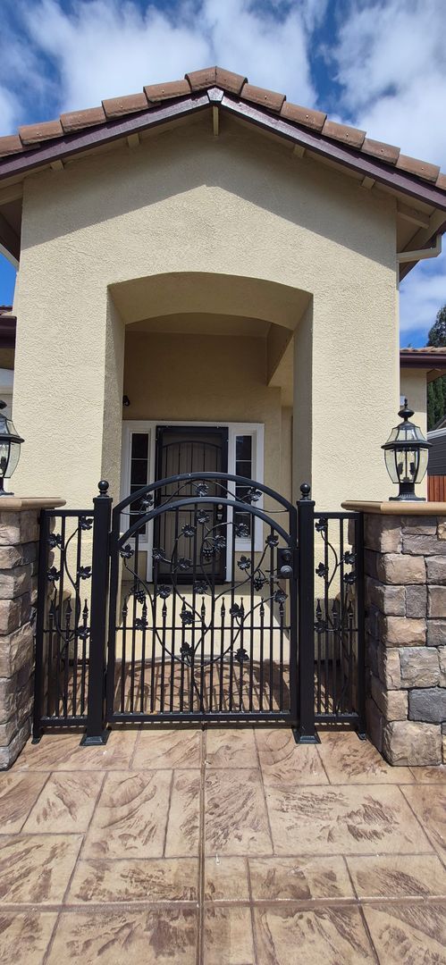Building Photo - 2080 Mariposa Dr