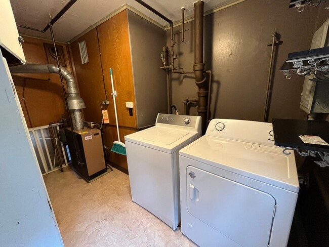 Building Photo - AVAILABLE May - 2 Bed 1 Bath Wooded Back Yard
