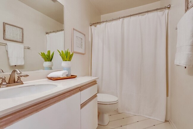 Building Photo - Beautiful Aliso Viejo Condo in the Seagate Colony-2/2