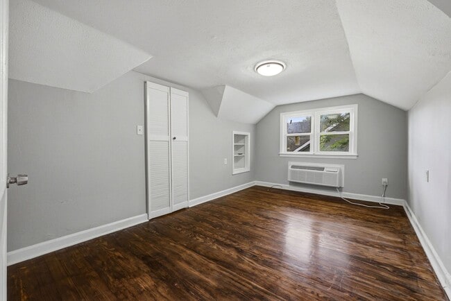 Building Photo - 18th St 1404***Hunter Ward