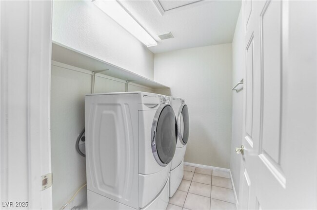 Building Photo - 1989 Songbird Ct