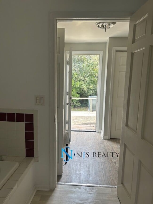 Building Photo - RENOVATED 4/2 1494 sq. ft home Fresh Paint...