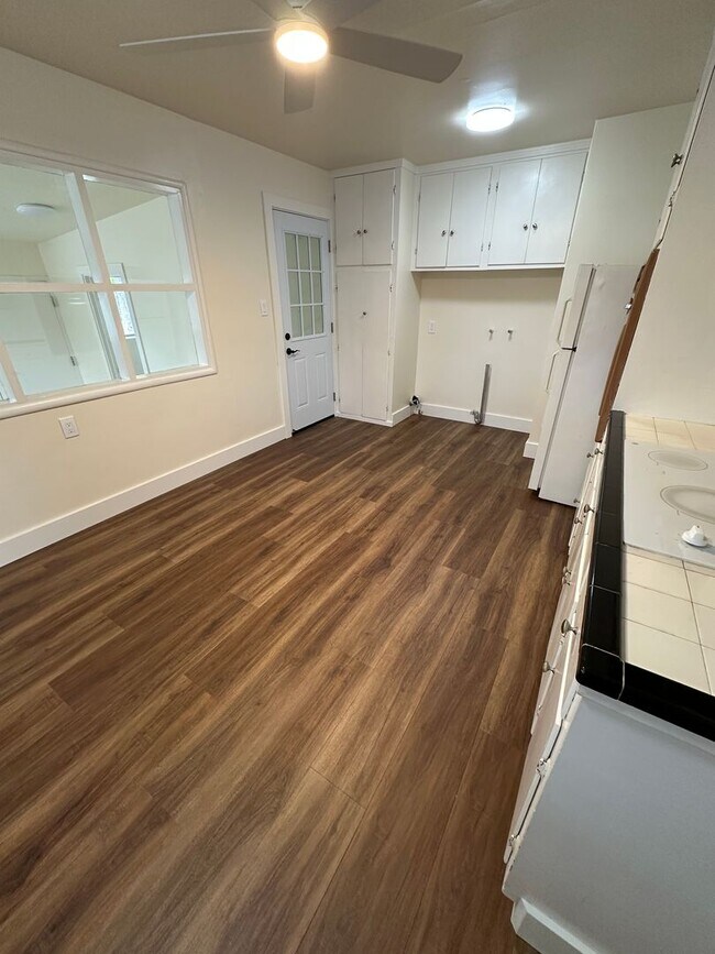 Building Photo - 881 Emory Ave