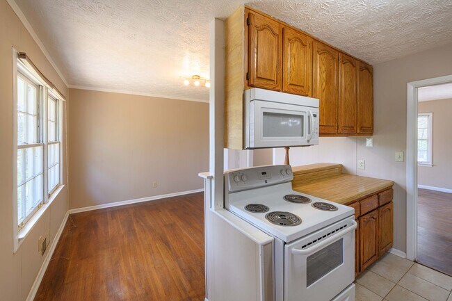 Building Photo - Updated 5BR Home in Morrow with New Carpet and Spacious Yard