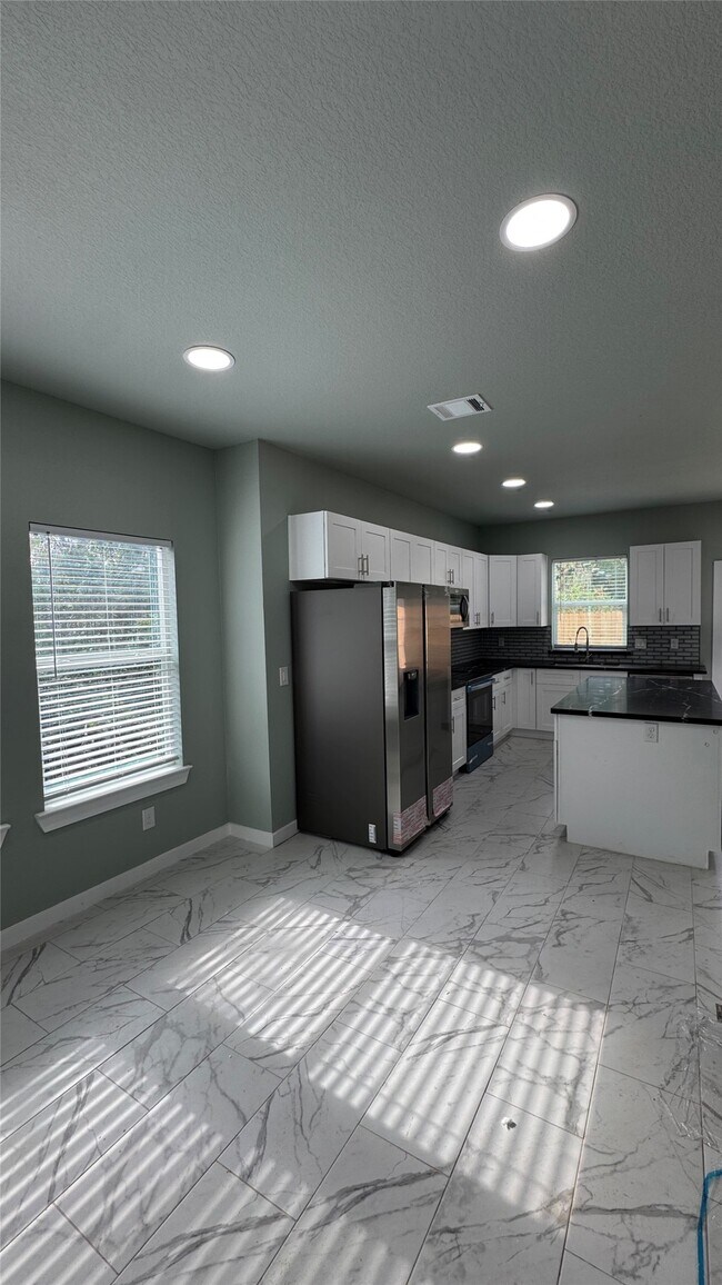 Building Photo - 129 S 10th St