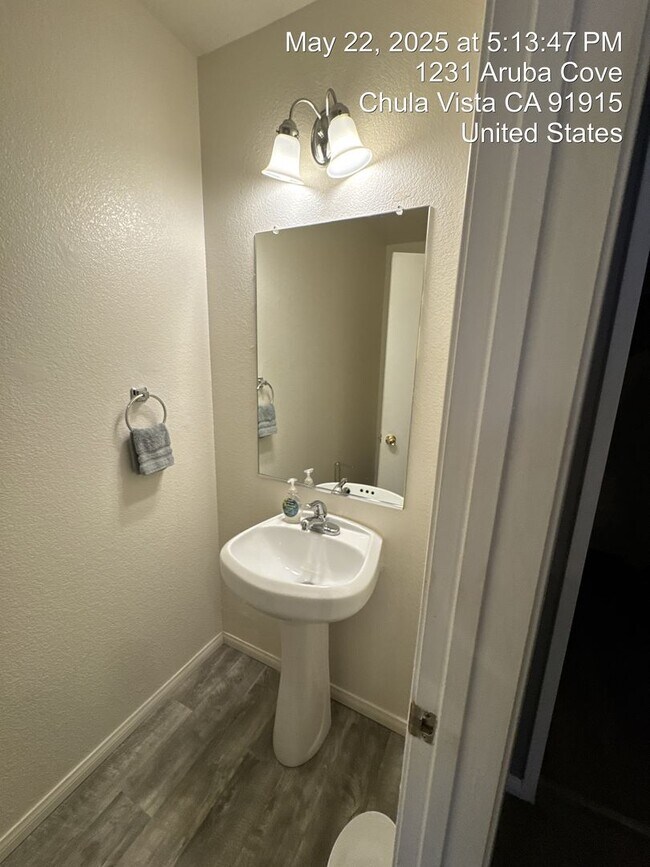 Building Photo - FOR RENT – Modern Townhome in Eastlake