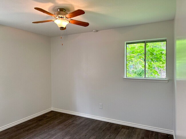 Building Photo - Spacious 3/2
