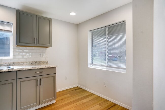 Building Photo - Cute 1 bedroom, 1 bathroom home near downt...