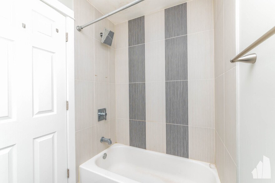 Building Photo - 2437 N Ashland Ave