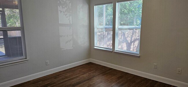 Building Photo - 1408 W 51st St