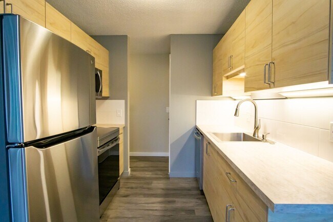 Building Photo - Stunningly Renovated Spacious 2-Bed w/Built-ins, DW, WD, Parking + More!
