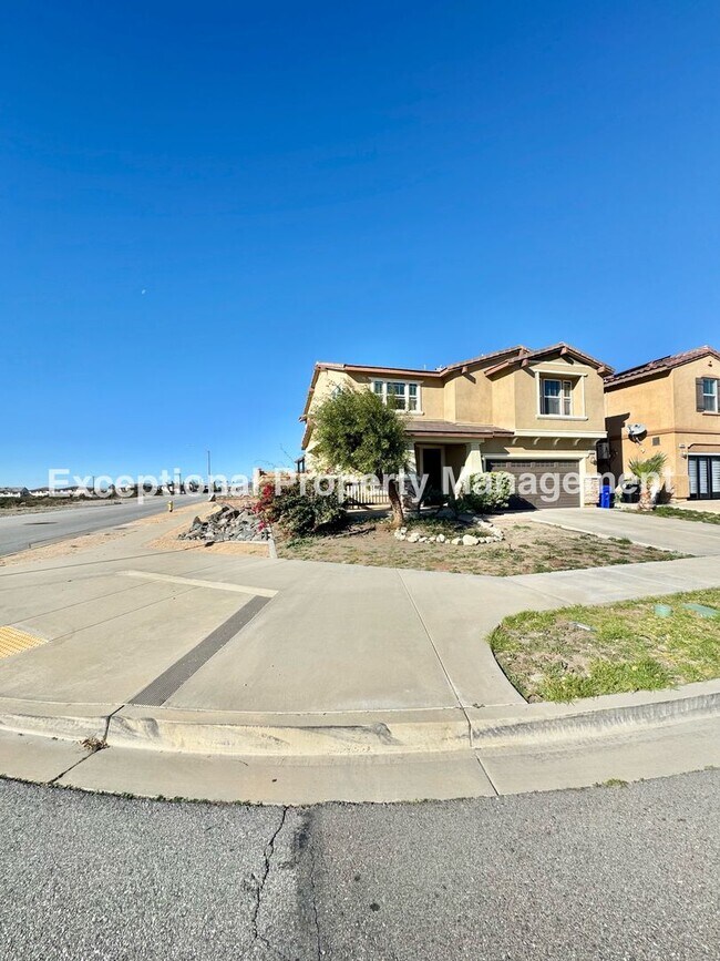 Building Photo - Read to move in 4 bedroom 3 bath home with a den