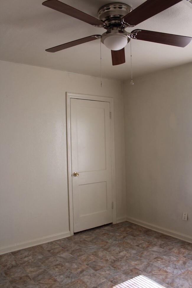 Building Photo - 5 Minutes from Tinker!!!