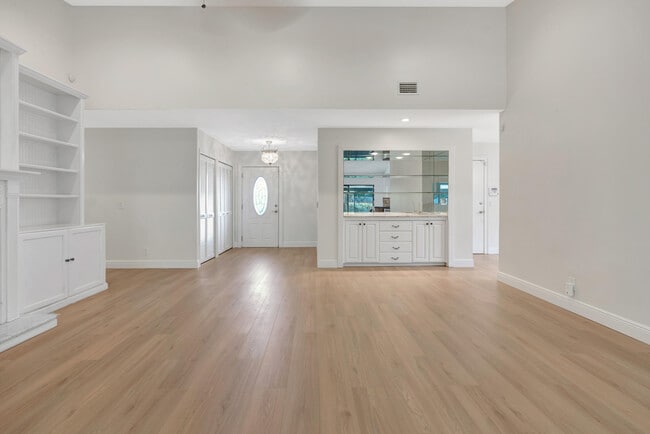 Building Photo - 13692 Cross Pointe Dr