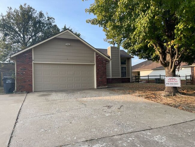 Building Photo - 712 West 119th Pl S