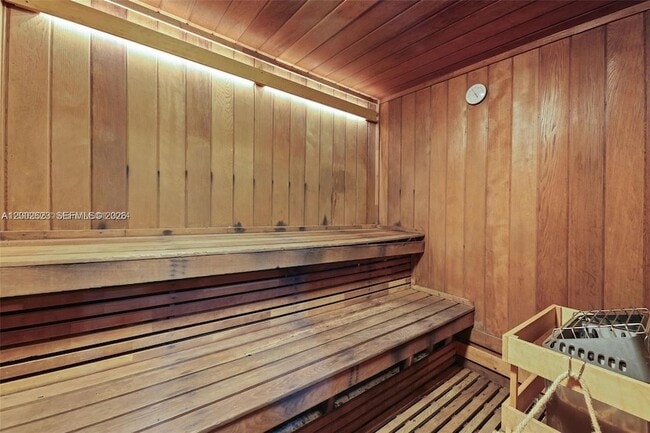 Building Photo - 903 NE 27th Ave