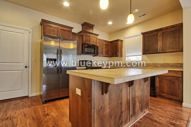 Building Photo - 3 Bed, 2.5 Bath Townhome with Upstairs Office or Tech Room