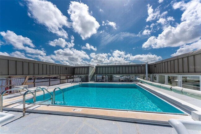 Building Photo - 1500 Park Beach Cir