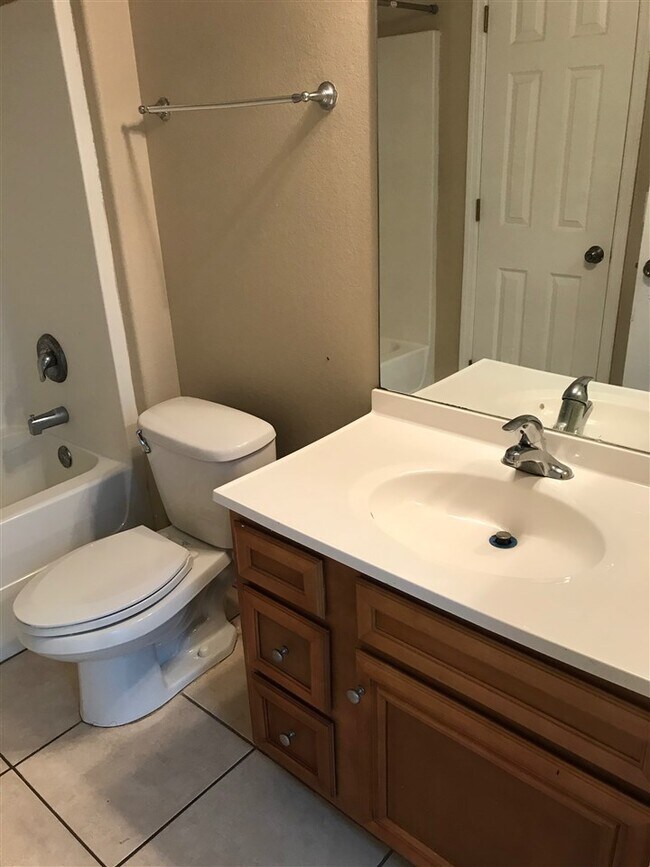 Building Photo - 2222 Cedarbrook Ct