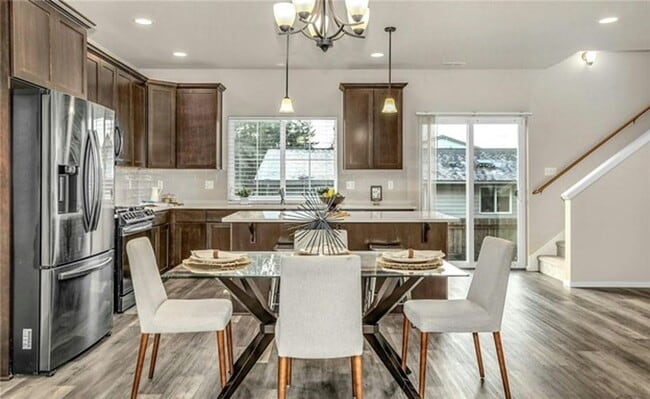 Building Photo - Beautiful Almost new 3 bed +den home in Ly...