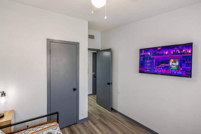 Building Photo - 1400 Montclair Ct