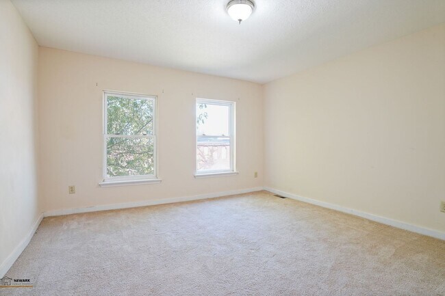 Building Photo - Quality 2 Bed 1.5 Bathrooms Home - Availab...
