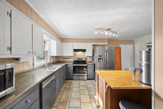 Building Photo - 3611 Bahama Dr