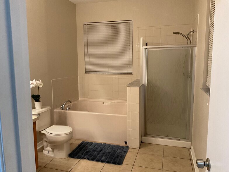 Garden tub - 11253 Running Pine Dr