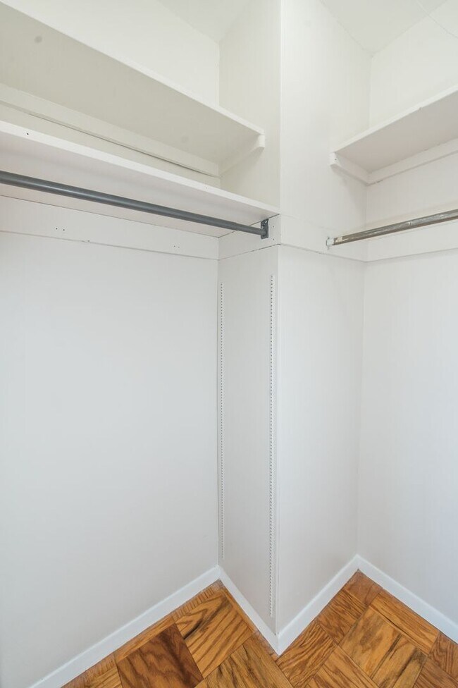 Building Photo - Spacious, Bright 1 Bed 1 Bath condo in prime location and close to Metro - All utilities included