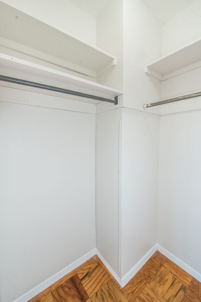 Building Photo - Spacious, Bright 1 Bed 1 Bath condo in prime location and close to Metro