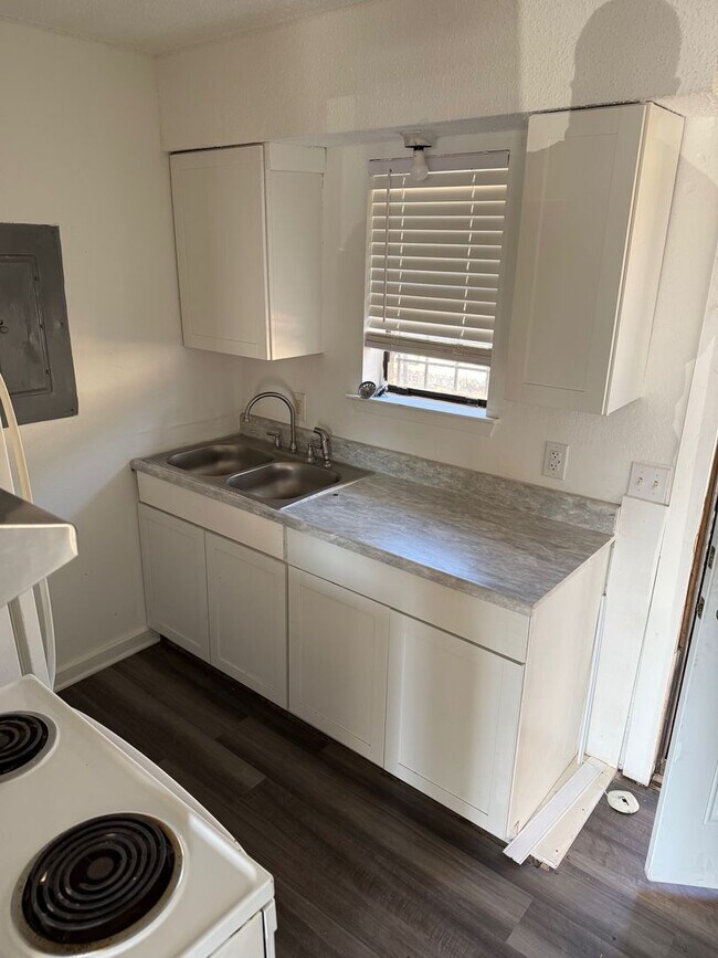 Building Photo - Newly Updated 2 Bed / 1 Bath Duplex