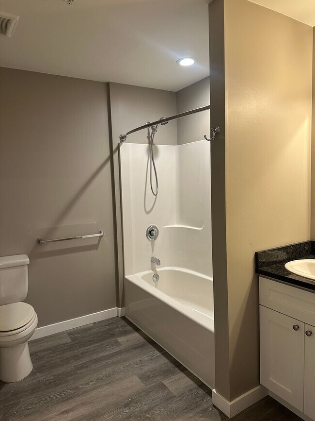 Building Photo - One Month of FREE RENT! 4 Bedroom Apartment, PRICE REDUCED!