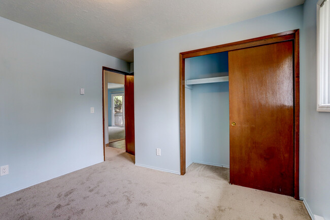 Building Photo - Perfect 2 Bedroom 1 Bath w/ Washer & Dryer...