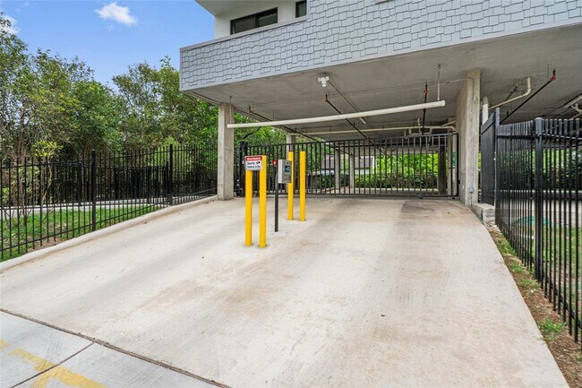Building Photo - 5515 Humming Bird Ln