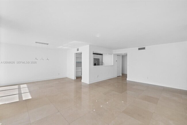 Building Photo - 1420 Brickell Bay Dr