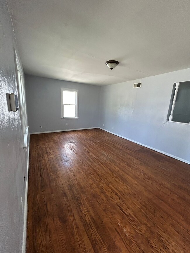 Building Photo - Large 3 bed 1 bath Home