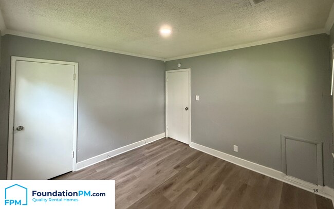 Building Photo - 2100 Worthington Cir