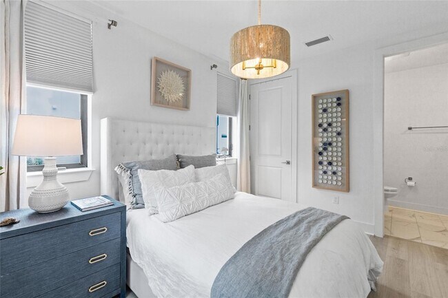 Building Photo - 218 Park Lake St