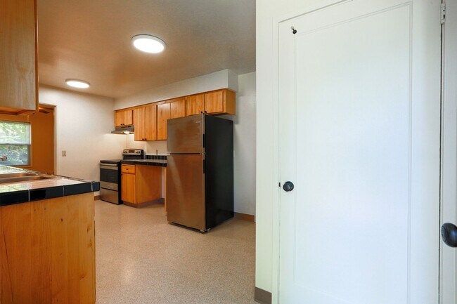 Building Photo - Chic Updated Mid-Century Townhouse in Cedar Hills!