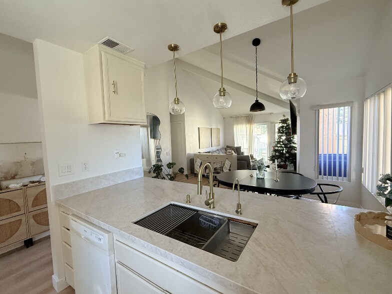 Building Photo - 2109 Northshore Dr