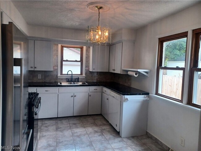 Building Photo - 551 Moherman Ave