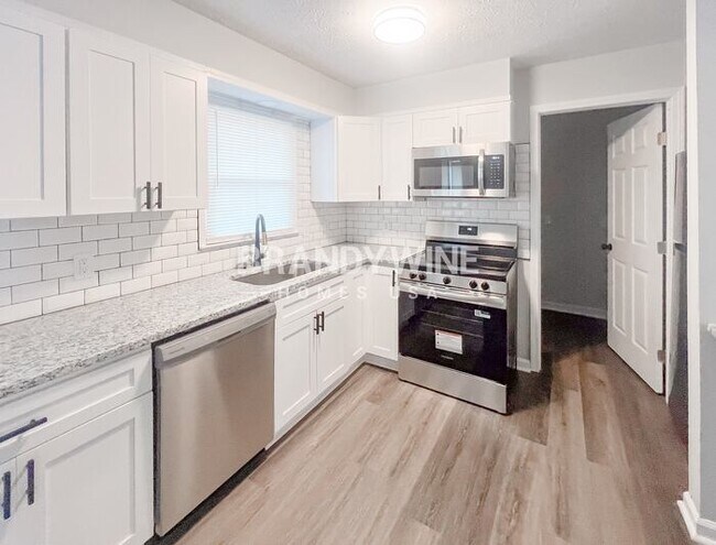 Building Photo - 324 Laurel Ln