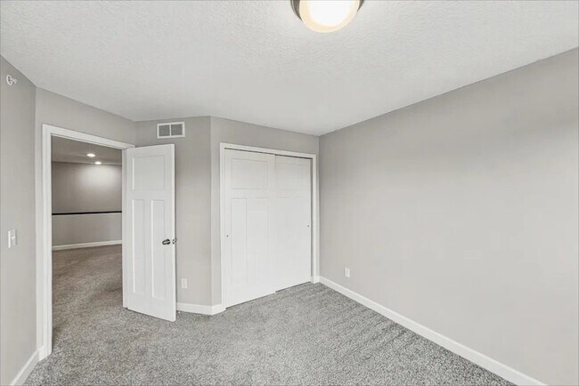 Building Photo - 10948 Yalta St NE