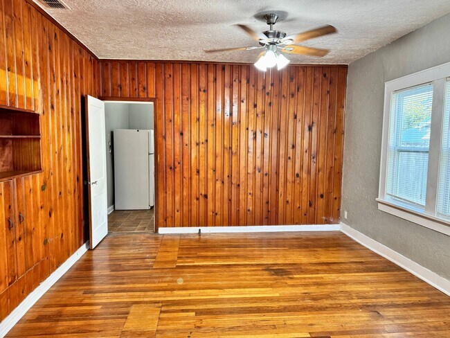 Building Photo - 3 Bed 1 Bath Craftsman Home