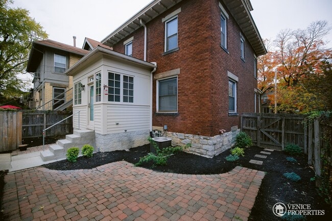 Building Photo - Completely Renovated Home--One block off o...