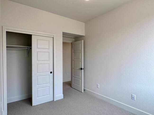Building Photo - Luxury 3 Bedroom Townhome in the Heart of ...